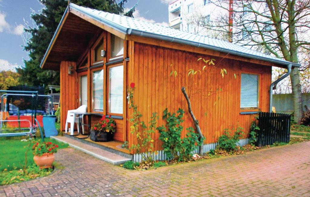 瓦尔内明德Beautiful Home In Hohe Dne With Kitchen的一座带大窗户的小木房子