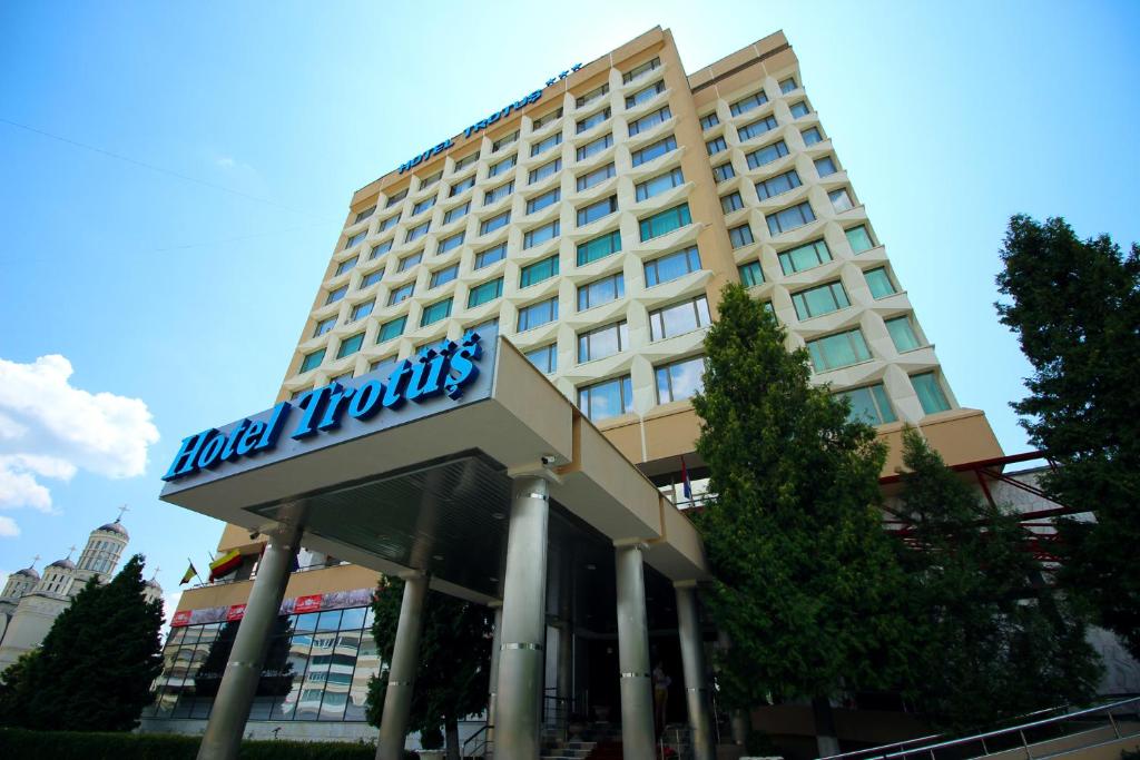 奥内什蒂Hotel Trotuş的建筑顶部有标志的酒店