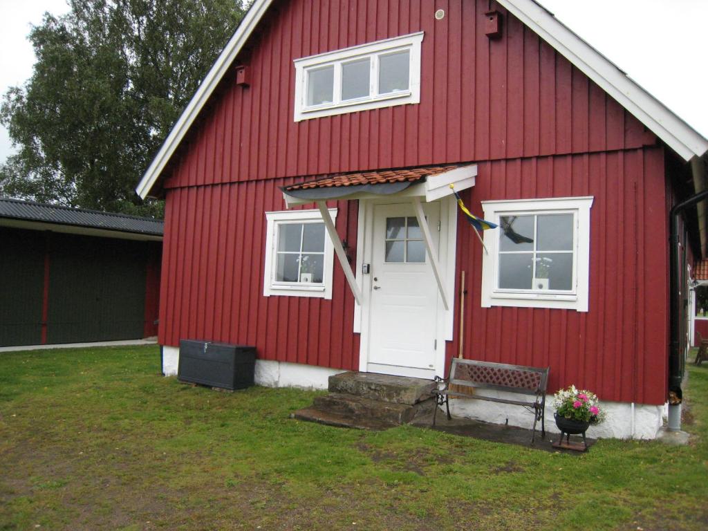 FegenStixered Fegen的前面有长凳的红色房子
