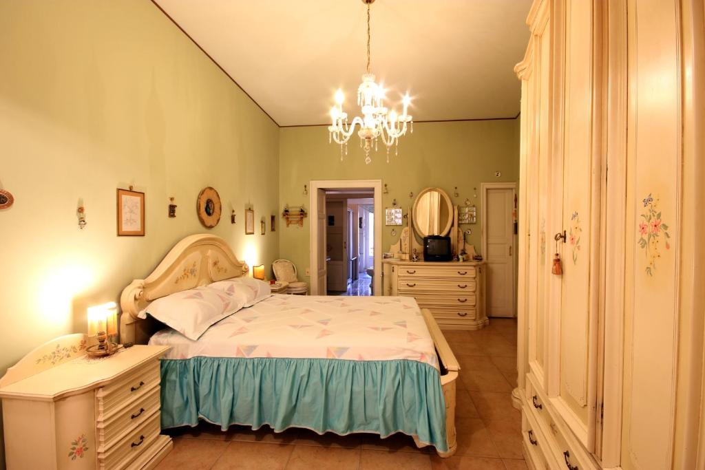 基亚拉蒙泰-古尔菲Dimora Vera的一间卧室配有一张大床和一个吊灯。