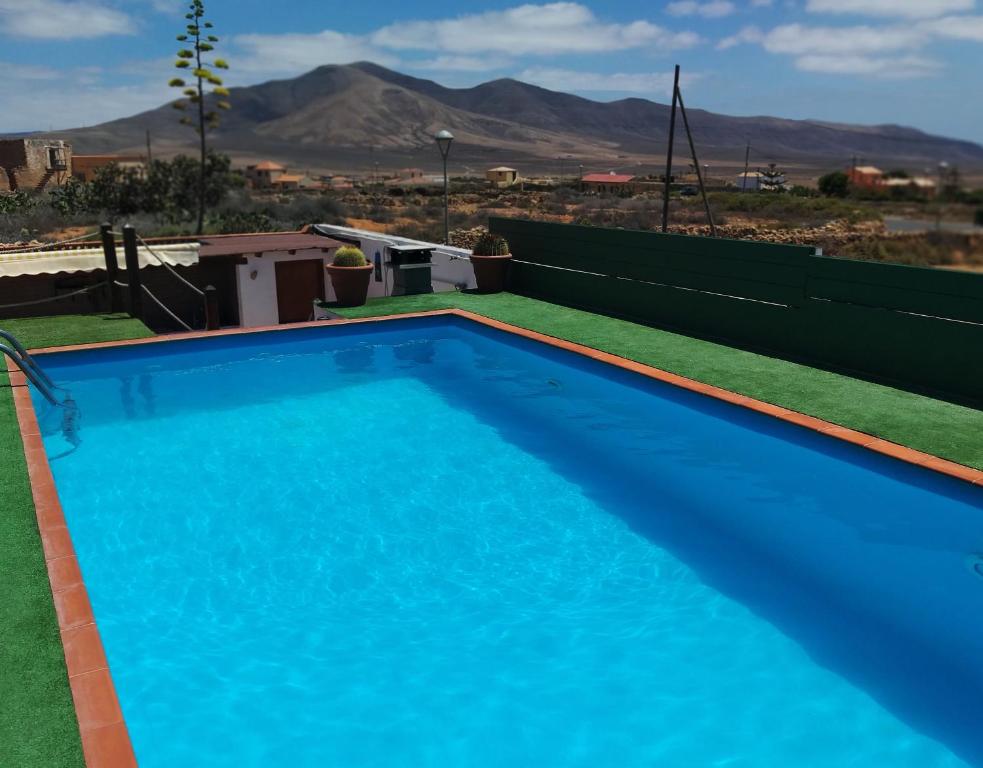 TriquivijateCasa de Campo Hiurma的蓝色的游泳池,享有山景