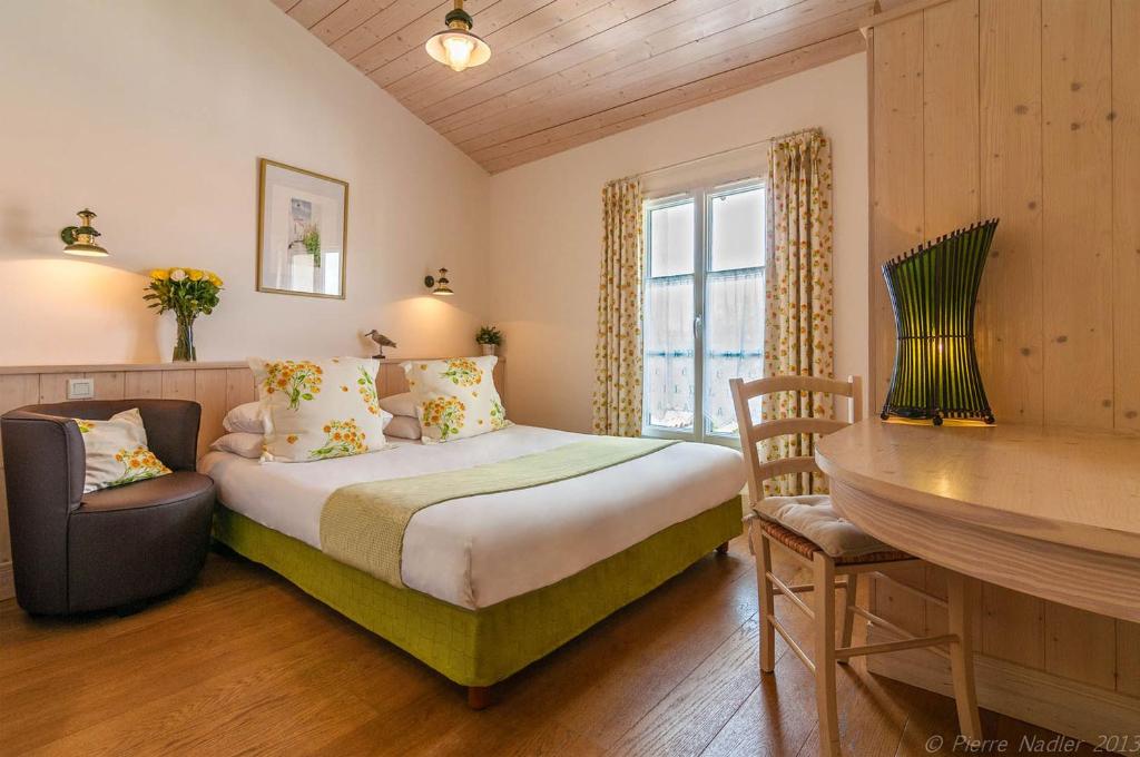 拉弗洛特荷兰圆帆船酒店的一间卧室配有一张床、一张桌子和一张书桌