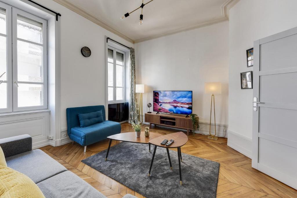 里昂NOCNOC - L'Escapade的带沙发、桌子和电视的客厅