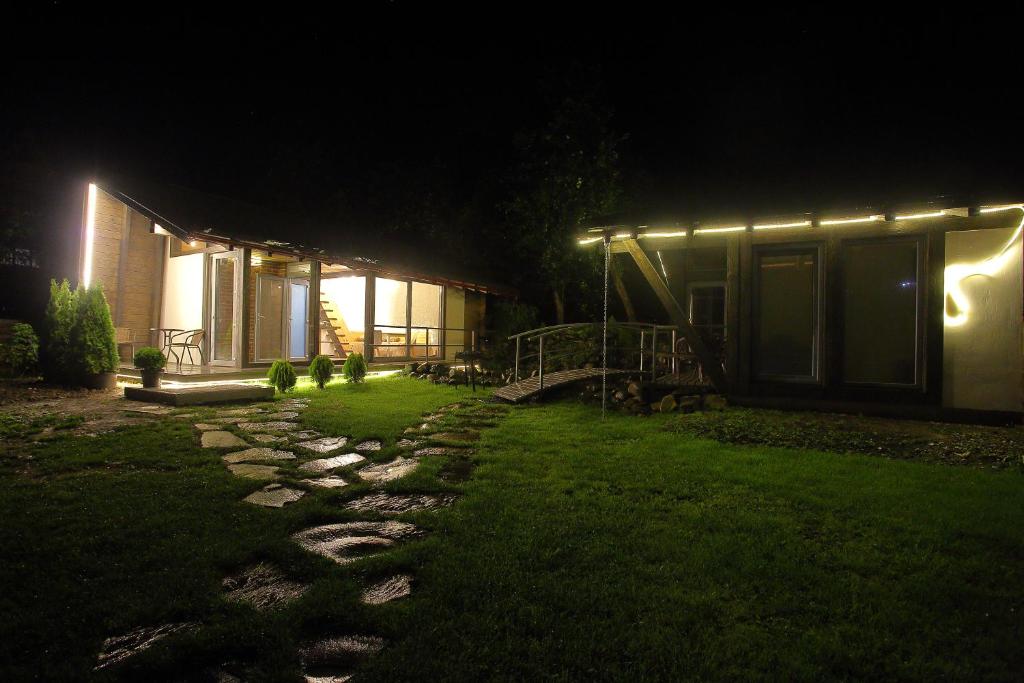 斯拉夫西克Veranda的夜晚在草地上灯火通明的房子