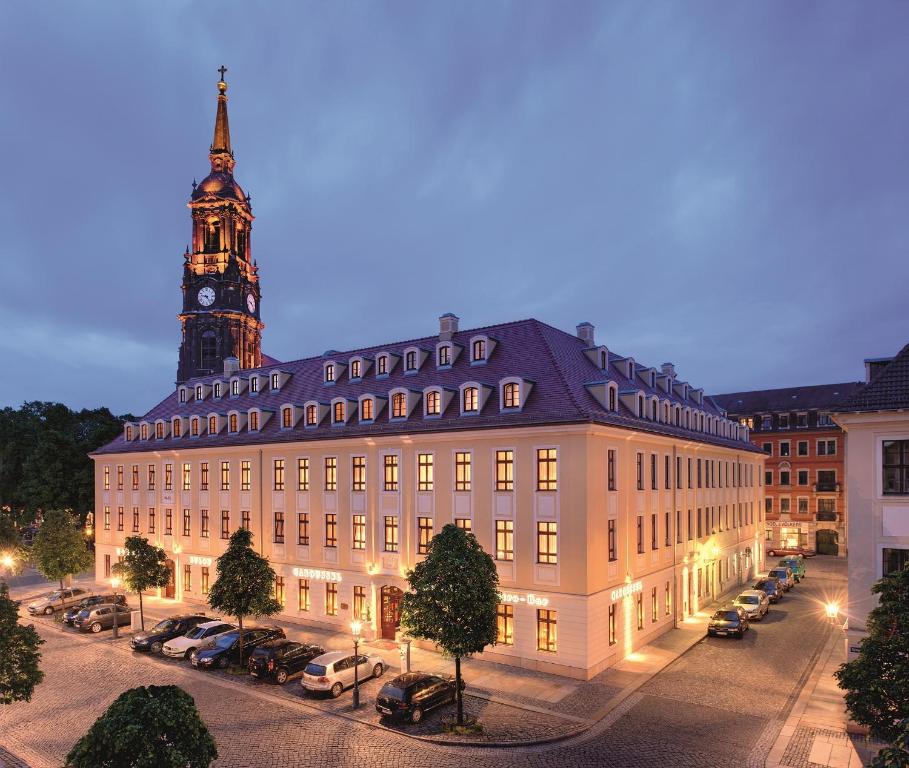德累斯顿Relais & Châteaux Bülow Palais的一座城市中带钟楼的大型建筑