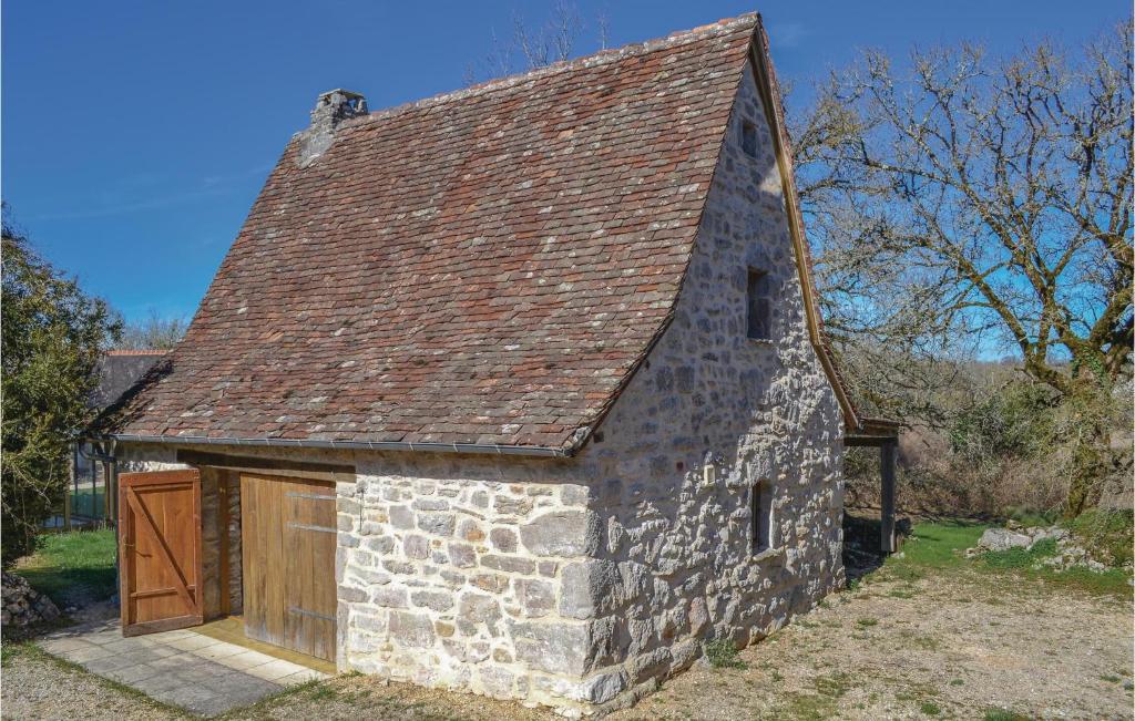 帕迪拉克Lovely Home In Padirac With Wifi的一座古老的石头建筑,有棕色的屋顶和门
