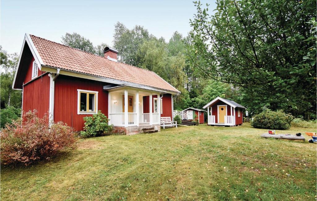 ÄlgaråsLovely Home In lgars With Kitchen的一座红色和白色的房子,有院子