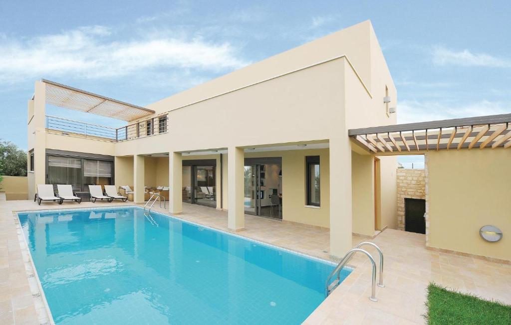 斯法卡基Lovely Home In Rethymno Crete With Private Swimming Pool, Can Be Inside Or Outside的房屋前的游泳池