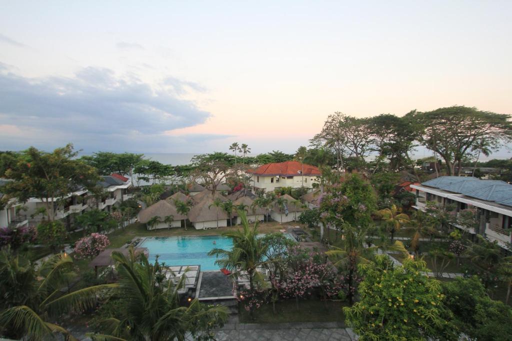沙努尔阿里特海滩度假别墅酒店的享有带游泳池的度假村的空中景致