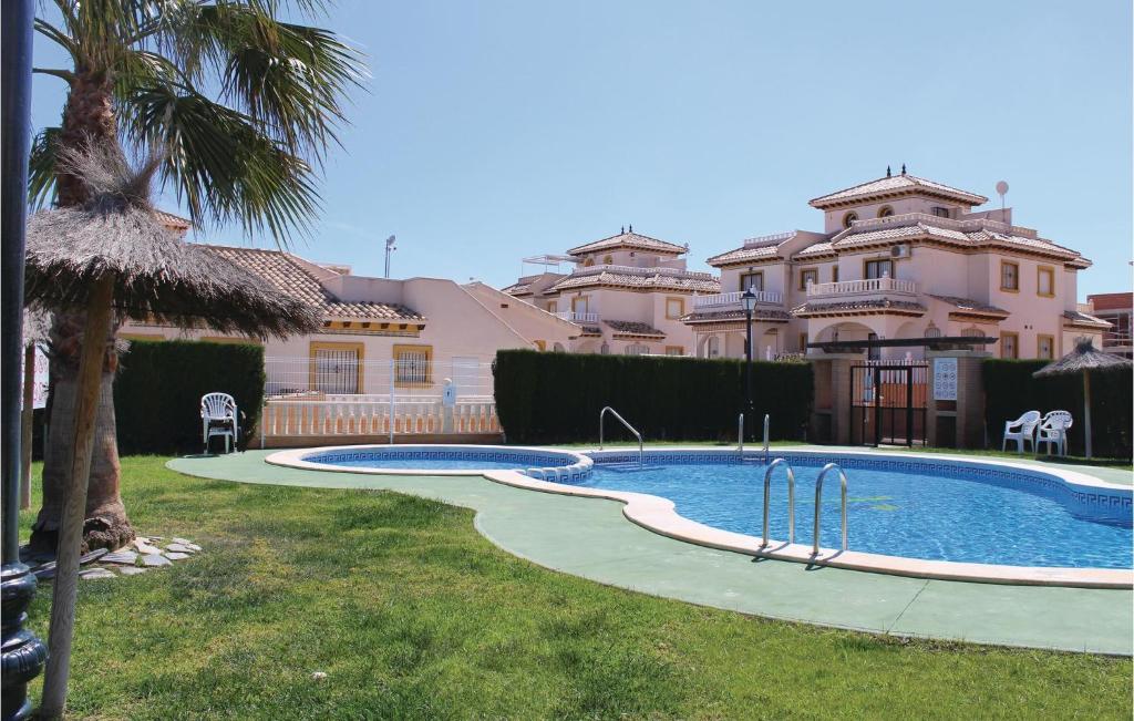 洛斯杜尔斯Stunning Home In Orihuela Costa With 2 Bedrooms, Wifi And Outdoor Swimming Pool的房屋前的大型游泳池