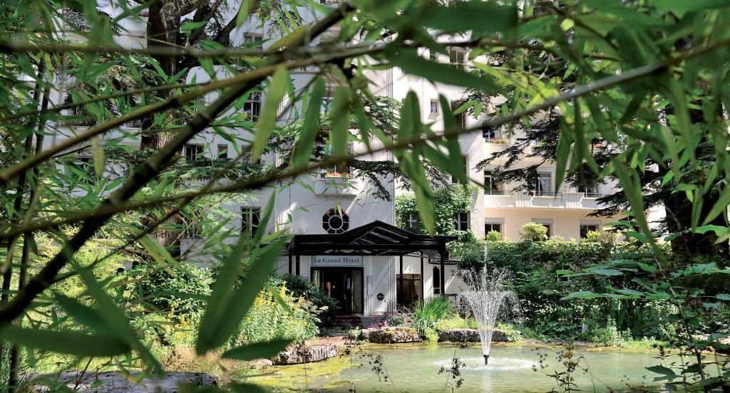 迪沃讷莱班格兰德酒店的前面有池塘的建筑