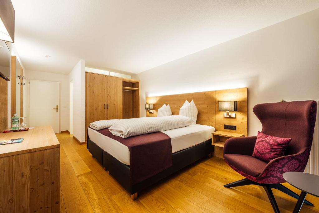 弗利姆斯贝尔维尤餐厅酒店的配有一张床和一把椅子的酒店客房