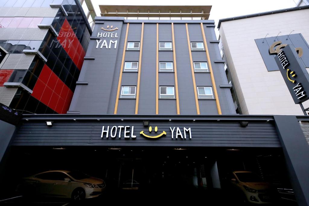 大田Hotel Yam的大楼前的酒店标志