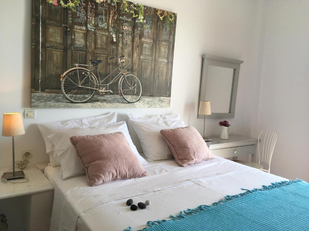 菲罗斯特法尼阿罗尼亚公寓酒店的卧室配有一张床,墙上挂有自行车画