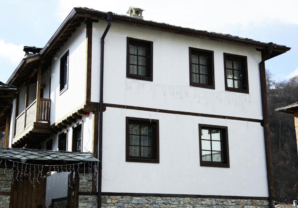 DelchevoGalabova Guest House的白色的黑窗房子