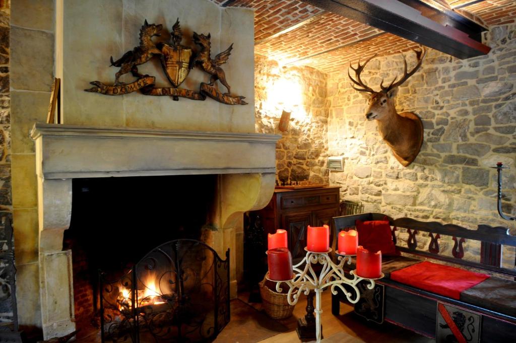 博兰Les Confidences de Messire Sanglier, stylished guest houses的客厅设有红色蜡烛壁炉