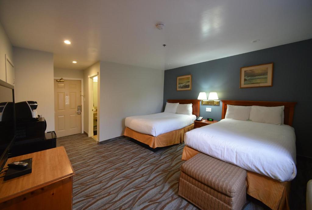 森尼维耳市查瑞奥查德酒店的酒店客房,设有两张床和一张沙发