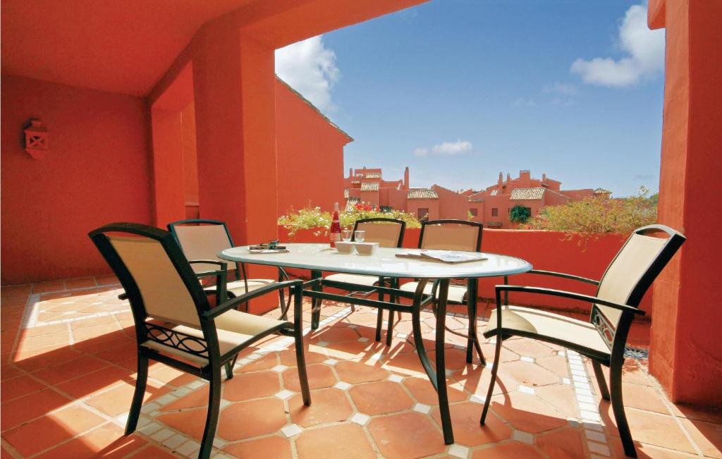 米哈斯科斯塔马贝拉罗萨里奥公寓的阳台的天井配有桌椅