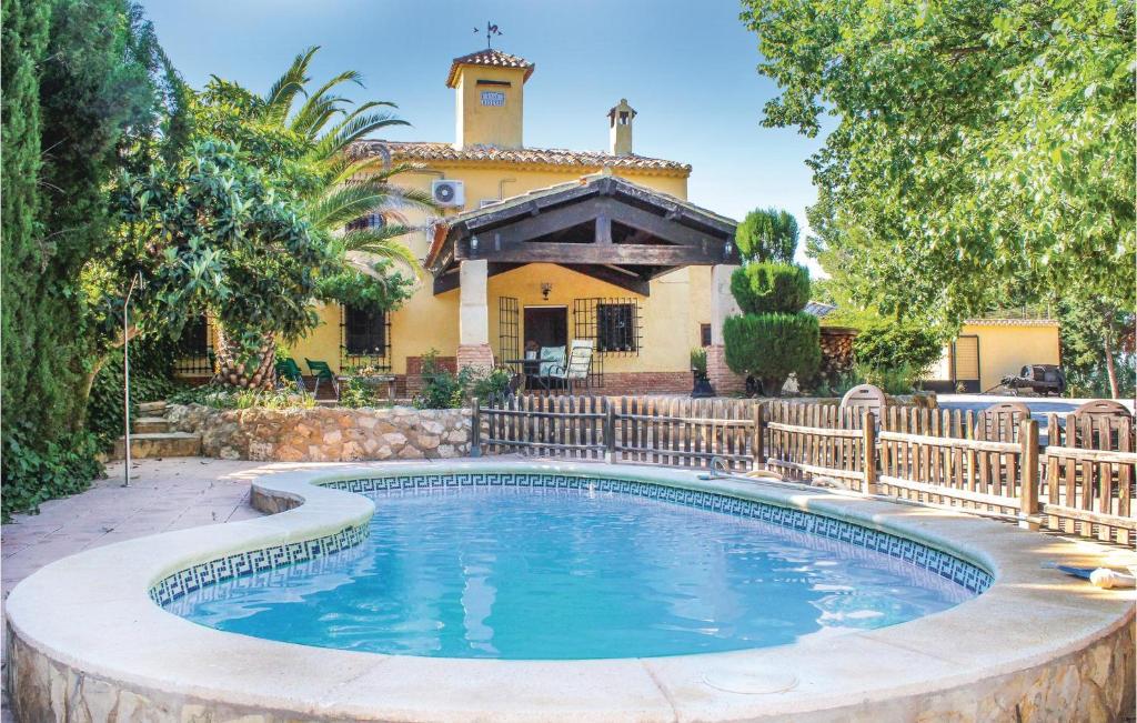 丰特阿拉莫4 Bedroom Pet Friendly Home In Albacete的房屋前的游泳池