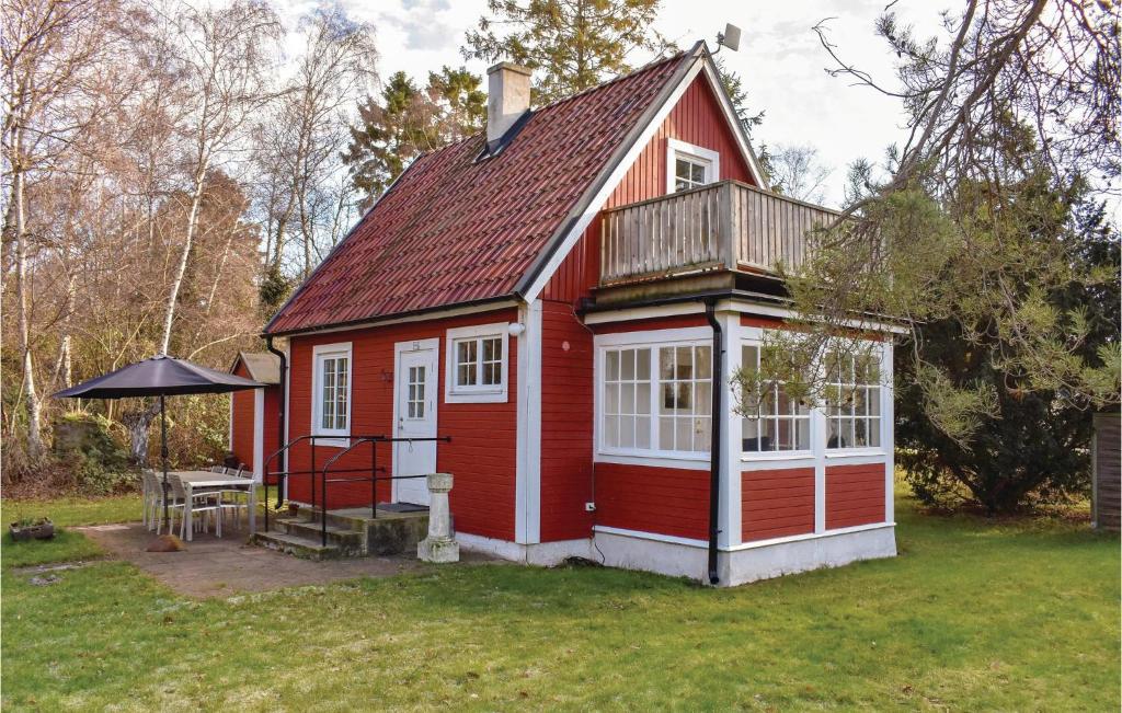 赫尔湾2 Bedroom Gorgeous Home In Hllviken的院子里带凉亭的红色房子