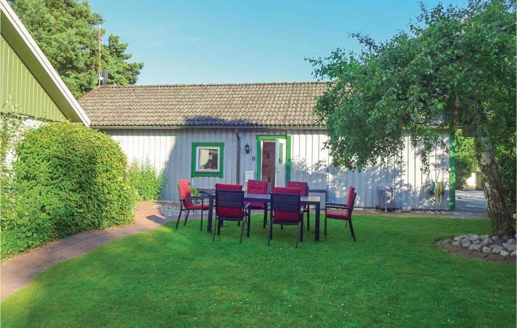 赫尔湾Cozy Home In Hllviken With Wifi的房子前面的一张桌子和椅子