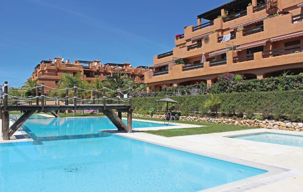 EsteponaGorgeous Apartment In Estepona With Sauna的一座大建筑前的游泳池