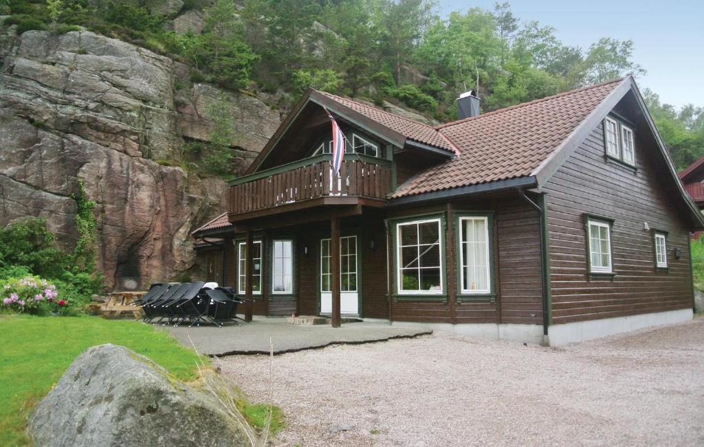 JåsundGorgeous Home In Lindesnes With House Sea View的山上带阳台的木屋