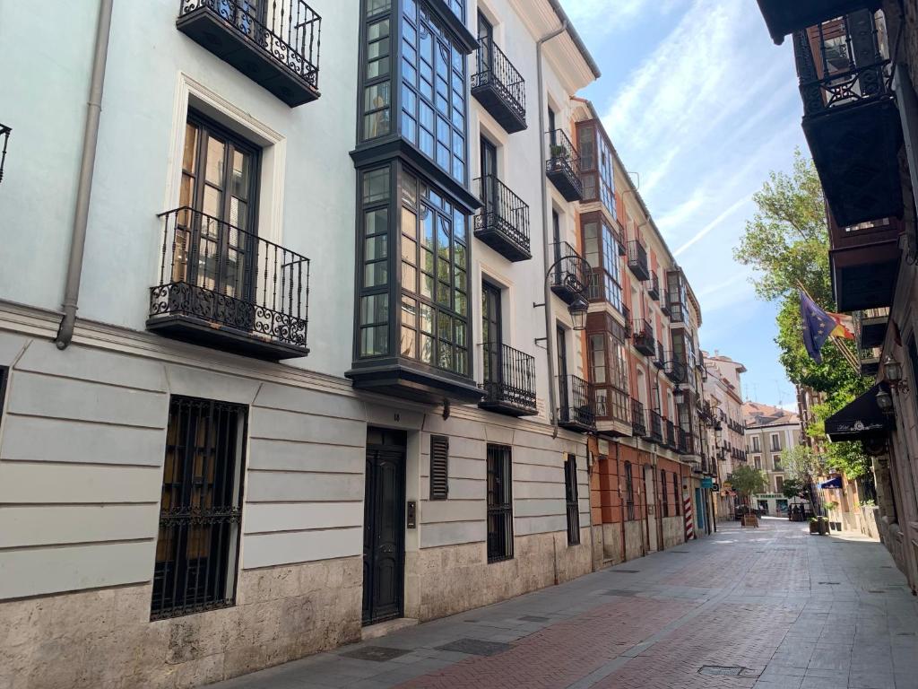 巴利亚多利德Apartamento Juan de Herrera VUT47168的城市中一条空荡荡的街道,有建筑