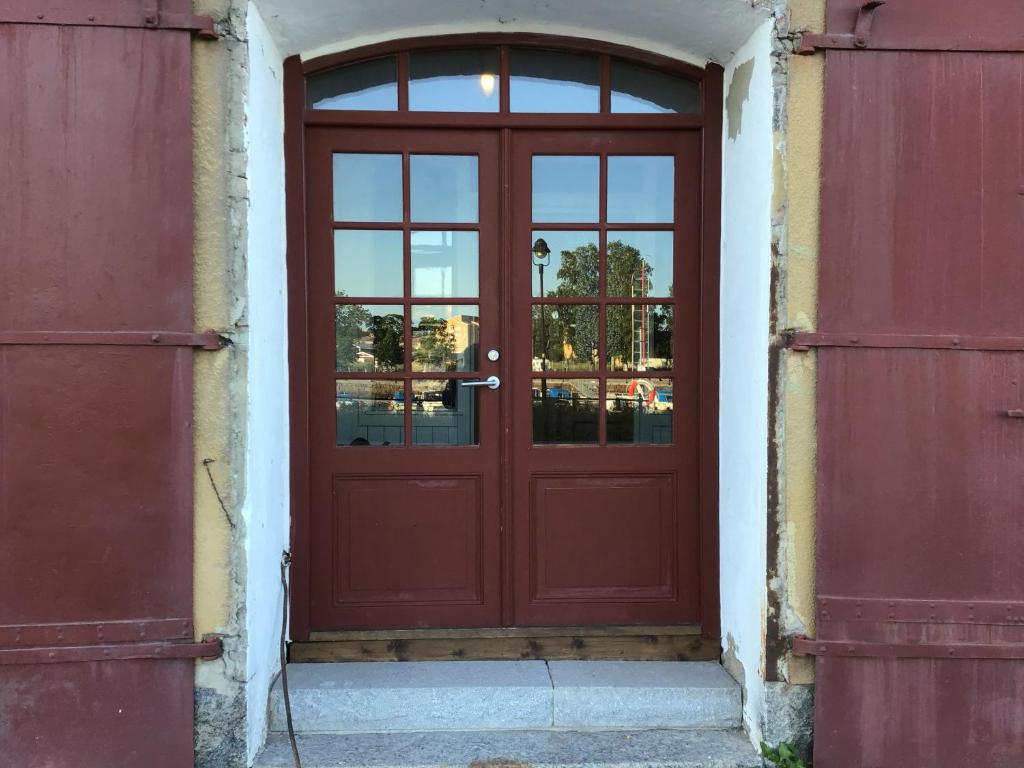 耶夫勒Magasin 4的大楼上一扇红色的门,有窗
