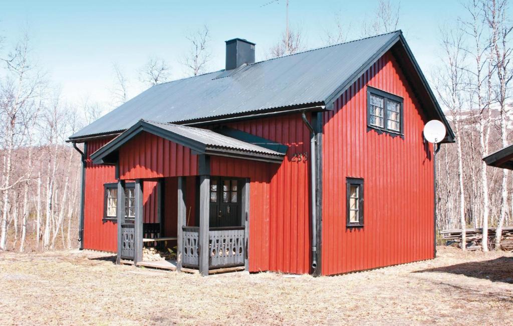 塔那比莱斯霍姆塔尔纳比度假屋的黑色屋顶的红色谷仓