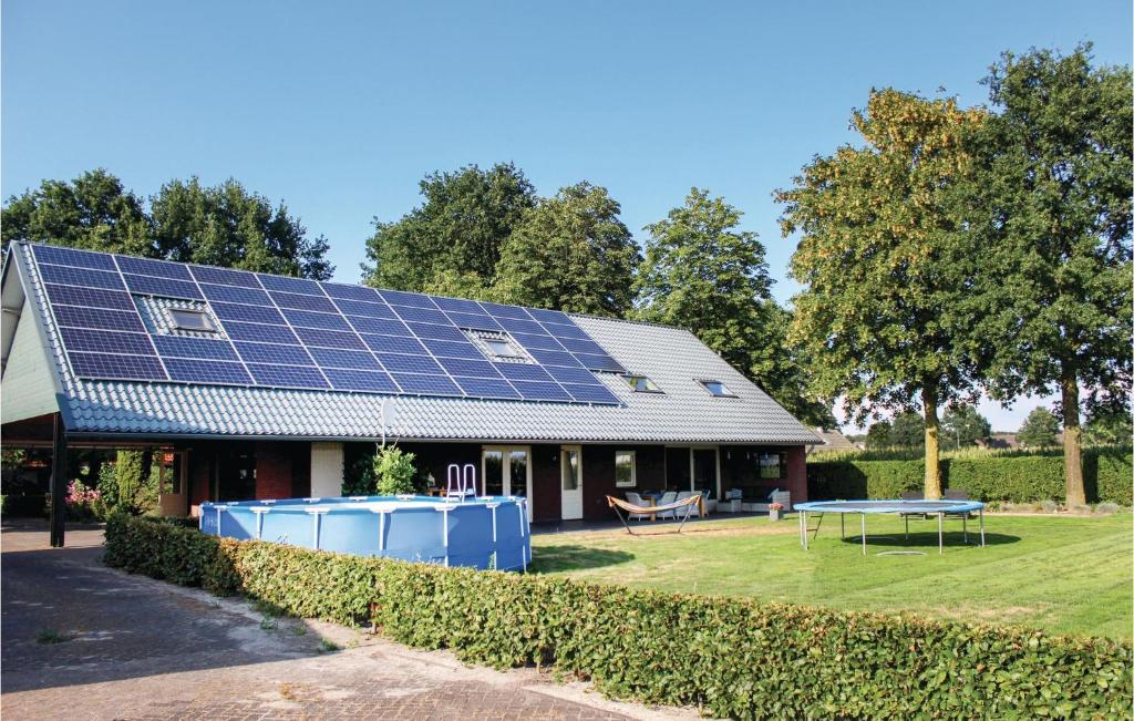 BoekelAwesome Home In Boekel With Wifi的屋顶上设有太阳能电池板的房子