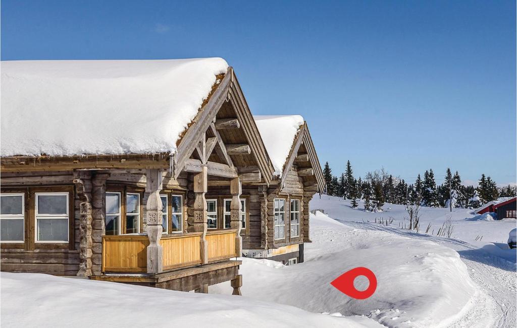 斯朱森Sjusjen Setergrend 4724 C的雪中的一个小木屋,有红色的目标
