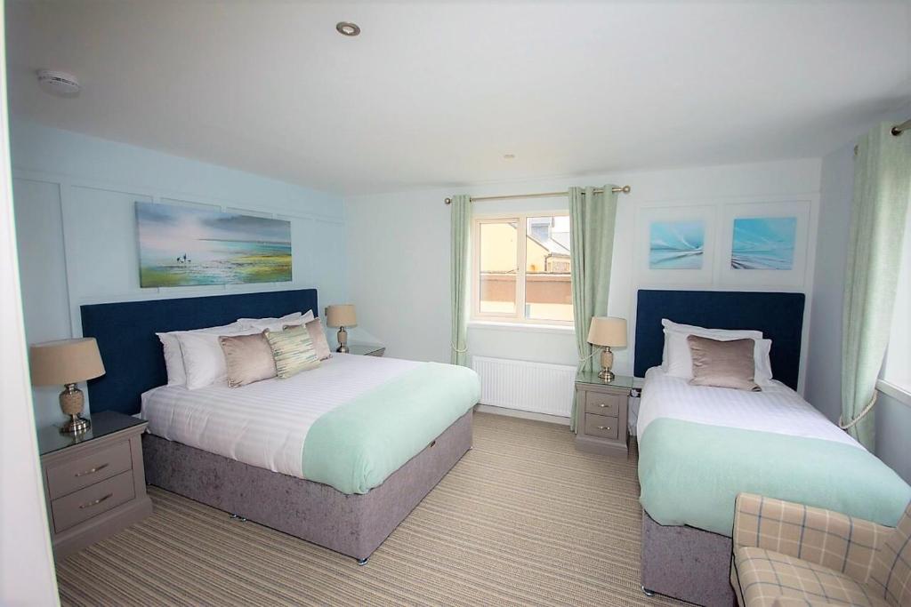 瓦特维尔Seaclusion Luxury Guest Accommodation的一间卧室设有两张床和窗户。