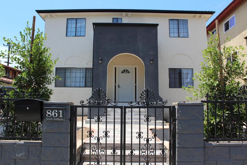 洛杉矶8th and Ardmore的一座有门的黑色门的房子