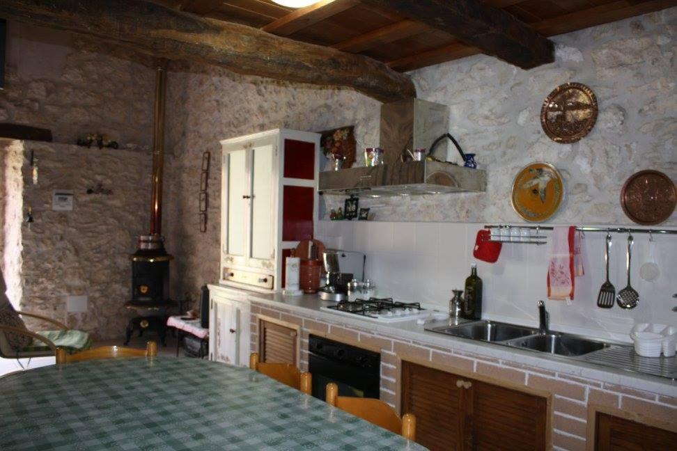 LettomanoppelloCasavacanze Macchiametola的厨房配有水槽和台面