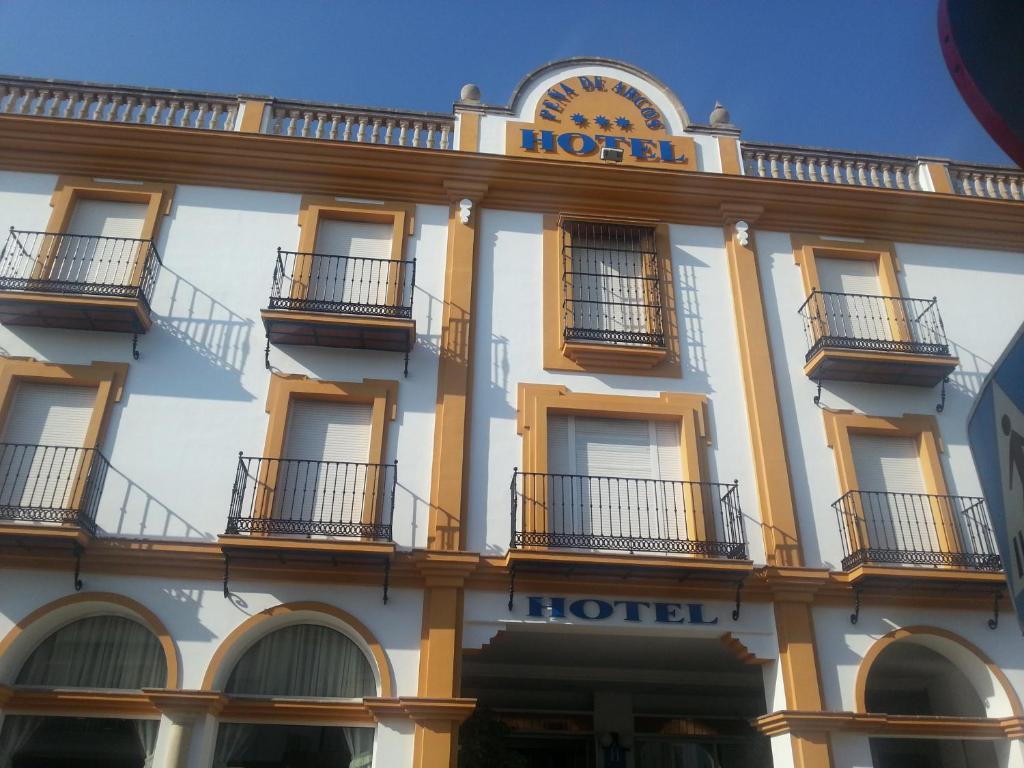 阿尔科斯-德拉弗龙特拉佩尼亚德阿科斯酒店的一间酒店,上面有一个钟