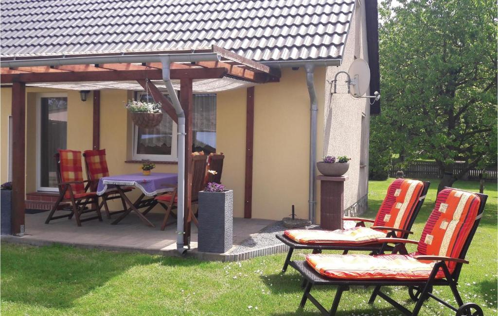 旧施韦林Awesome Home In Alt Schwerin With Wifi的草地上带桌椅的庭院