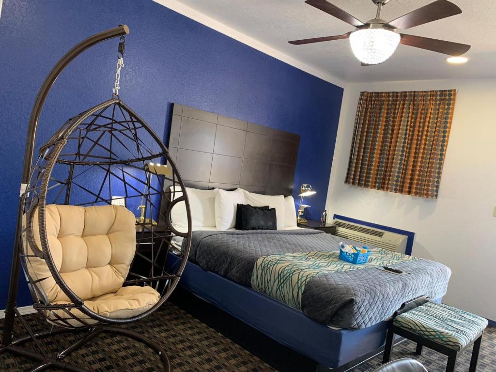 Budget Inn & Suites客房内的一张或多张床位