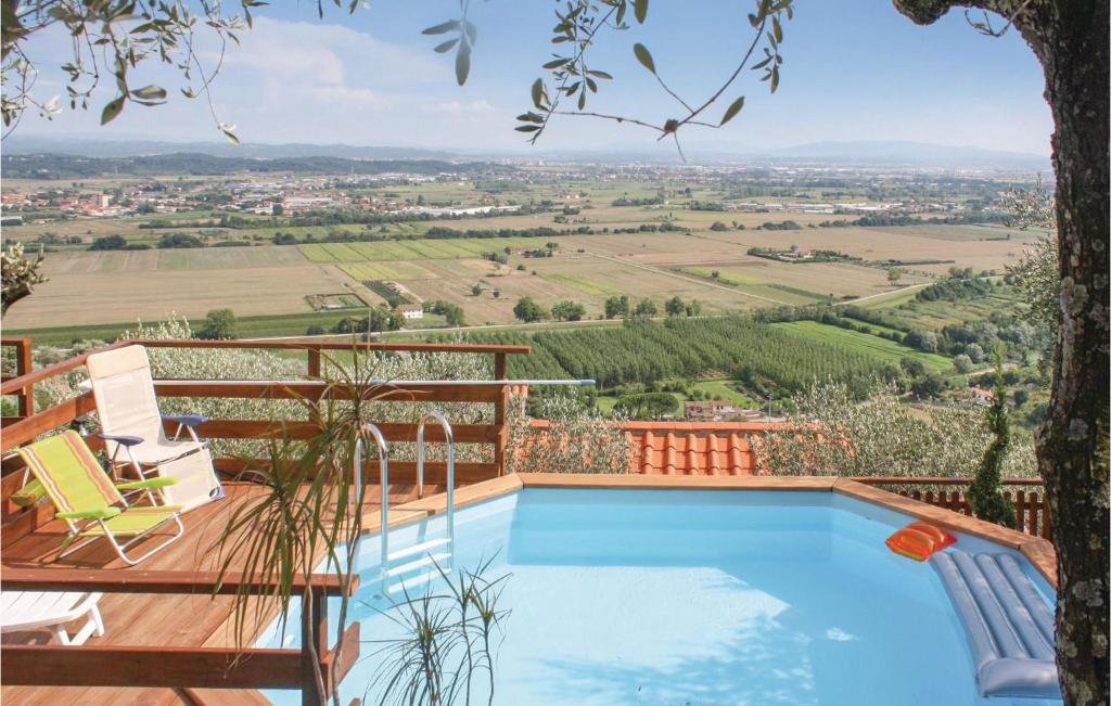 布蒂San Michele的享有乡村美景的阳台上的游泳池