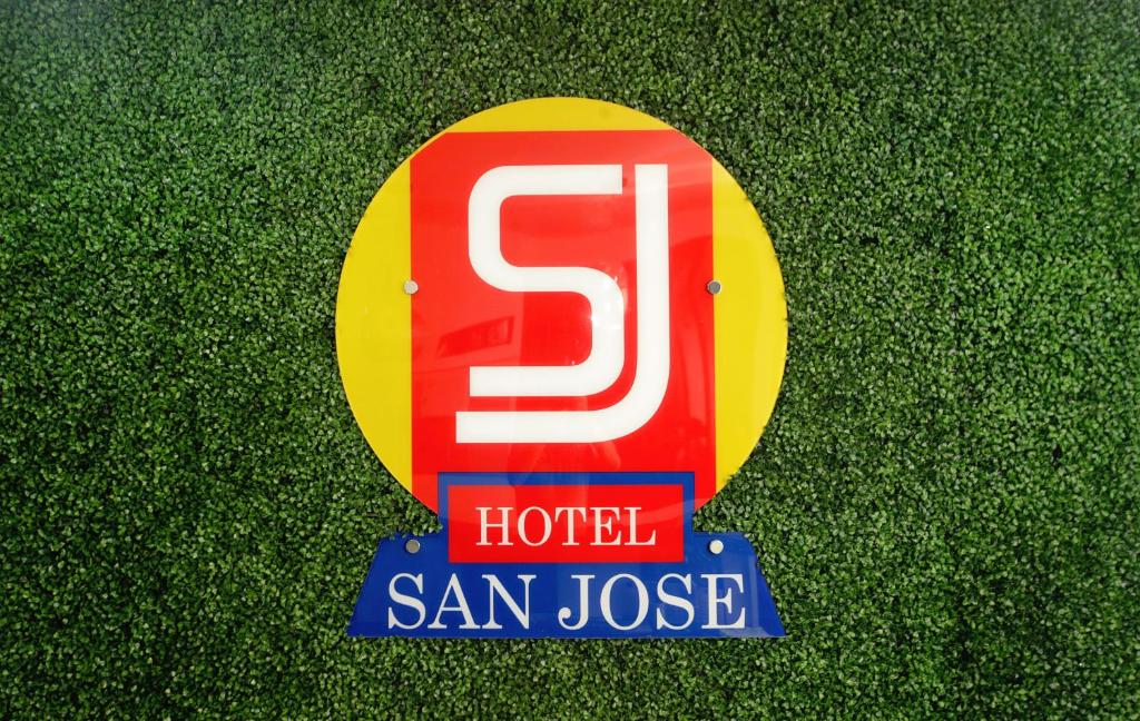 圣何塞Hotel San José的草上酒店标志
