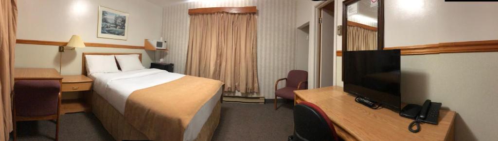 桑德贝京士威旅馆的配有一张床和一台平面电视的酒店客房
