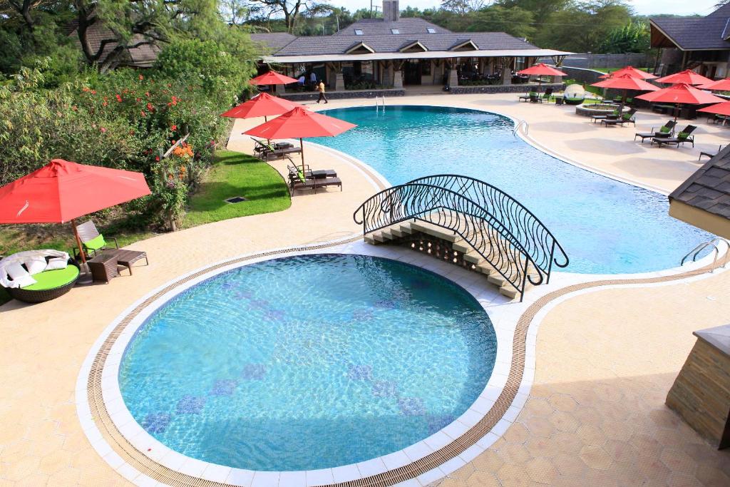 奈瓦沙恩纳斯排度假酒店及水疗中心的享有带红伞的游泳池的顶部景致