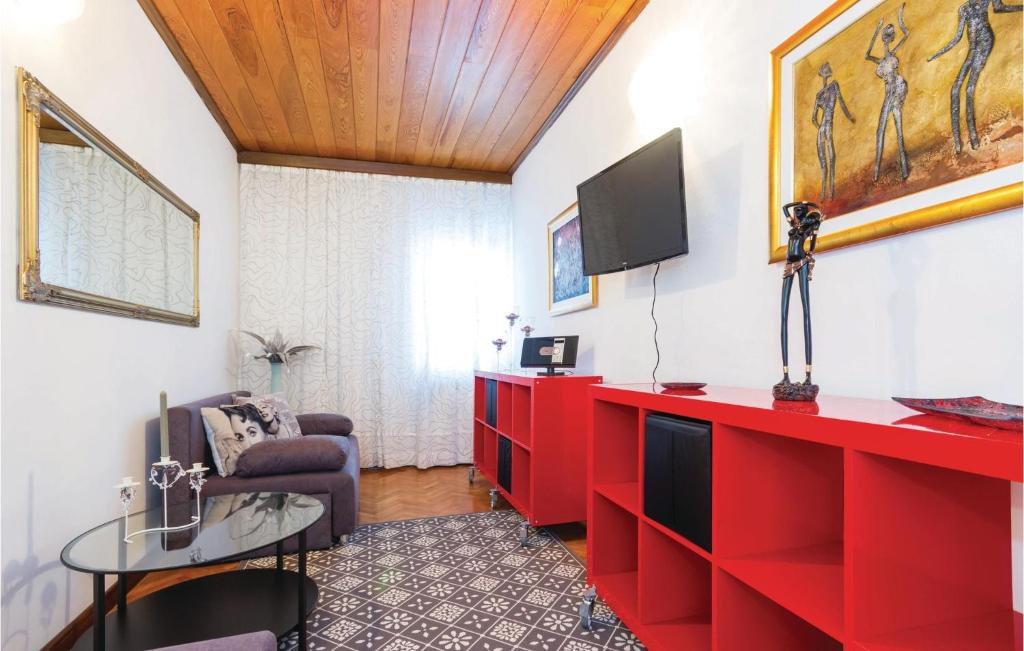 里耶卡Beautiful Apartment In Rijeka With House A Panoramic View的一间带红色橱柜和电视的客厅