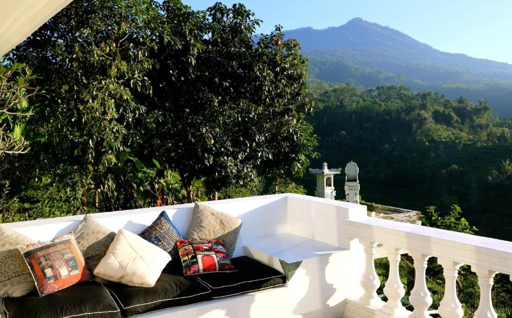 贝都古Pondok Plantation Luxury Mountain Escape Bedugul的山景阳台上的沙发
