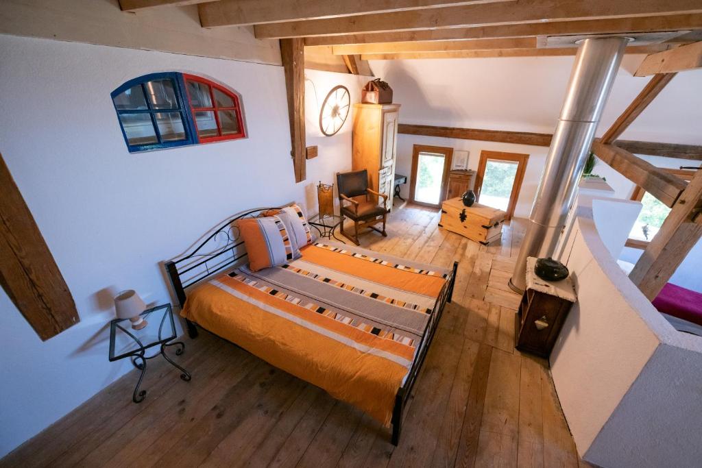 CugyDomaine de la Coteire的卧室享有上方的景致,配有1张床