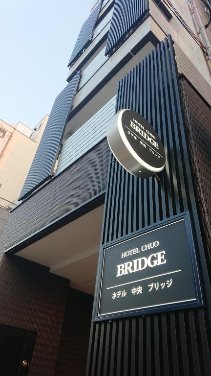 大阪Hotel Chuo Bridge的建筑物一侧的标志