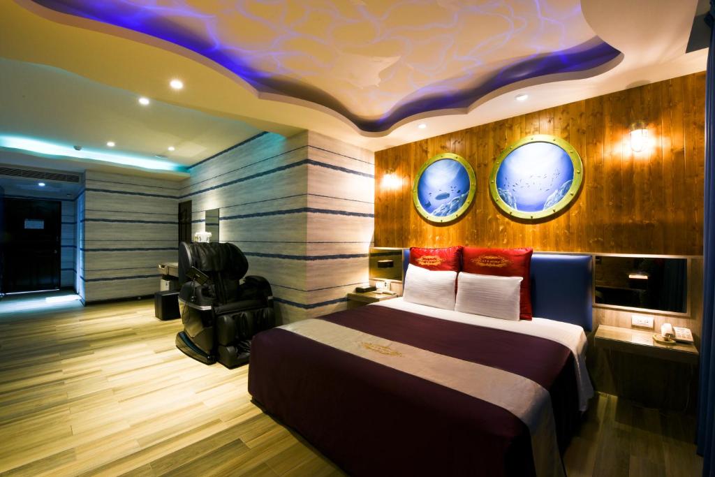 台北嘉年华汽车旅馆的一间卧室配有一张床,天花板配有窗户