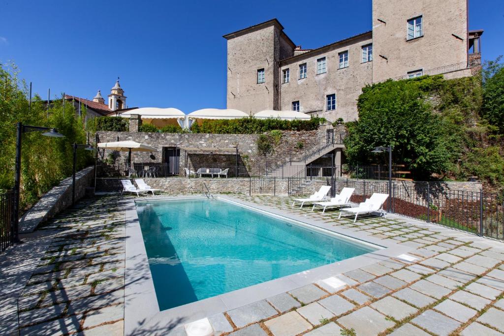 Licciana Nardi蒙迪果西奥城堡豪华度假酒店的大楼前的游泳池