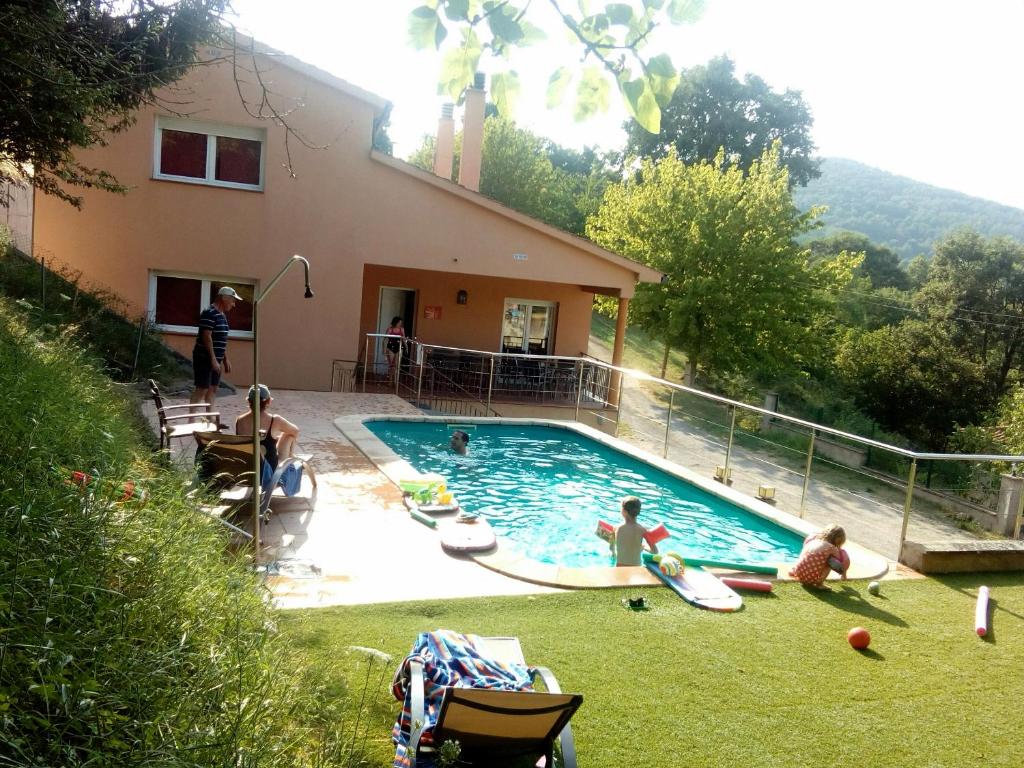 圣保CAN MENCIÓ - Les Costes的一群人在游泳池玩耍
