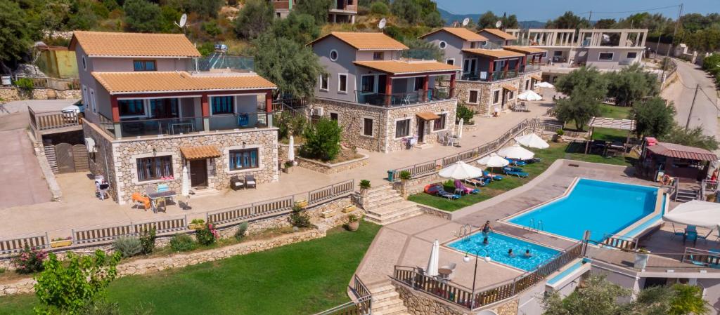 尼基亚娜Ionion Fos的享有带游泳池的房屋的空中景致